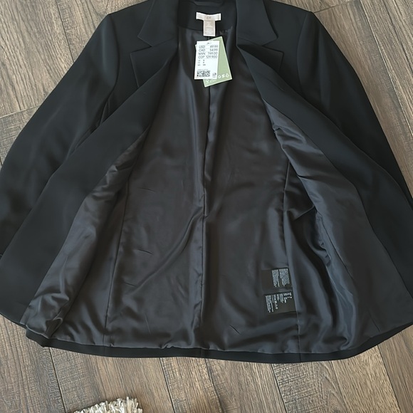 Slimming black H&M blazer. - Picture 3 of 4